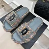 Sandalias de piel de oveja de canal para mujer, zapatillas clásicas de resort, cuero de moda, diseñador único, sandalias huecas de tejido sexy para niña hermosa