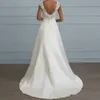 Abiti da sposa a-line in raso e pizzo con scollo a V. Abito da sposa con strascico applique