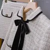 Arbetsklänningar högkvalitativ liten doft tweed kostym för kvinnor höst mode enkelbröst båge kort kappa och minikjol tvådelar
