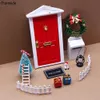 Decorazioni natalizie Chzimade DollHouse Elfo Porta Decor Cappello a corda Ghirlanda Mini albero Scatole regalo Fata Toyhouse Scena in miniatura Modello 231121