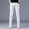 Jeans pour hommes 2023 printemps et été mode tendance blanc décontracté élastique confortable grande taille haute qualité petit pied pantalon