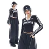 Kvinnors t-shirt hikigawa chic mode kvinnor vintage kontrast färgtröja tryck långärmad t-shirts streetwear smal passform kort längd v hals topp 230422