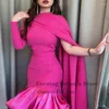 Vestidos de festa Fuchsia Black Saudi Mulheres árabes à noite formal um ombro de manga comprida