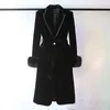 Maniche in pelliccia, cappotto trapuntato in velluto dorato, colletto da abito, cappotto in cotone scozzese a rombi, cappotto lungo con lacci in vita slim fit da donna