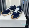 Zapatilla deportiva con cordones de gamuza de nailon Parte superior suave Suela ondulada de goma color miel que se curva alrededor