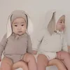 衣類セット3pcs/set baby romperイヤーハットパンツセットボディースーツソリッドコットンジャンプスーツ韓国のかわいい幼児の少年の女の子の服