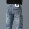 남자 청바지 디자이너 패션 브랜드 자수 인쇄 된 인쇄 청바지를위한 인쇄 된 청바지 새로운 트렌드 남자 슬림 한 남자 패션 kgqo를위한 작은 다리 바지