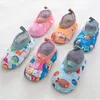 Primeiros Walkers Crianças Cartoon fofos chinelos de bebê macios confortáveis ​​sapatos de sandálias de praia de primavera não deslizamento para meninos meninas