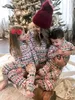 Tenues assorties pour la famille Ensemble de pyjama assorti pour la famille de Noël Maman papa enfants Imprimé élan 2 pièces Costume bébé barboteuse Vêtements de nuit doux Look familial Cadeau de Noël 231122