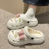 Zapatillas de algodón con suela gruesa de invierno para mujer, zapatos con agujeros de felpa, zapatos de algodón cálidos con lazo en forma de corazón para niña en el exterior 231007