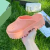 Designer Sandaler Luxury Tjock Sole Sole Sole Sole Tolder Hollow Mönster Gummimaterial Godis Färg Sandaler Flat Lace Up JFZ