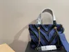 V-mönster denim tygväska kvinnor mode shopping satchels axel väskor duk kedja crossbody messenger väskor hobo handväska lyxdesigner purses plånbok ryggsäck