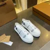 Sneakers de créateurs Chaussures décontractées surdimensionnées blanc noir en cuir noir de luxe Velvet en daim pour femmes