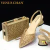 Zapatos de vestir Chan Zapatos de tacón bajo para mujer Ahuecado Bordado Rhinestone Diseño italiano Color dorado Zapatos y bolsos con punta en punta Conjunto 231121