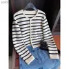 Pulls pour femmes Femmes Automne Hiver Blanc Noir Rayé Court Cardigan Cardigan Pull Casual Mode Col Rond Bouton SweaterL231122