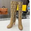 Designer-Schuhe Jacquard-Canvas-Kniestiefel mit Blockabsatz und Schnallenverzierung. Modischer hoher Stiefel mit Ausschnittdetails und goldfarbenem Metall. Schuhe mit seitlichem Halbreißverschluss, Größen 35–42