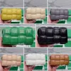 Handgefertigte Mini-Boxtasche „Loop“ aus genarbtem Rindsleder – minimalistische Umhängetasche mit weichem Schaffellgefühl und dem charakteristischen minimalistischen Stil, vielseitig einsetzbar und echt