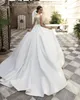 2024 Elegant A Line Satin Wedding Dress Lace Appliques Pärlade ärmlösa långa brudklänningar V-Neck Empire Midja Classic White Bride Dresses Court Train