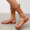 Sandales d'été à lacets pour femmes, couleur unie, sangle croisée à la cheville, chaussures de plage plates, chaîne de mode, gladiateur