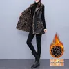 Chalecos de mujer 2023 Invierno de lujo Chaleco cálido de felpa Moda Patrón de leopardo Piel de una pieza Abrigo de longitud media Chaleco suelto Lady