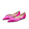 Beroemde dames balletsandalen GENEVI FLAT Italië Perfecte puntige neus Kruiskristal Enkelbandje Verfraaid Fuchsia Satijn Designer Ballerina's Danssandalen Box EU 35-43