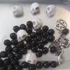 Цепочки Белый Howlite Череп Четки Лилит Молитвенные бусы Sabbat Подарки для нее Готическое черное ожерелье из бисера Языческая ведьма Jewely