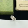 Nowy projektant srebrny pierścień zespołu Znakomite weselne pierścionki miłosne dla kobiet Vintage Flower LoClocking Letter Bague Fashion Jewelry Akcesoria