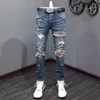 Męskie dżinsy mody streetwear Men Wysokiej jakości retro niebieski rozciągnięcie chude rozryte czerwono łatane designerskie spodnie marki hip -hopu
