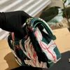 Bolso de hombro de diseñador para mujer 26c Algodón puro Hermoso estampado pintado Hardware dorado Hebilla de metal Bolso de lujo Matelasse Cadena Bolso cruzado Bolso de maquillaje Bolsos de moda