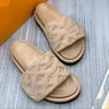 Havuz slaytlar tasarımcı kadın terlik yastık slayt sandalet yaz daireler konfor çiftleri terlik ayakkabıları moda platform sandal lüks siyah flip flop