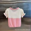 T-shirt da donna in maglia firmate 23 Primavera/Estate Nuovo stile dolce Top a maniche corte a contrasto con bordi arricciati e decorazioni con lettere per vestibilità slim JKWK