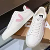 Herren- und Damenschuh Frühling VEAJ Kleine weiße Schuhe Rundkopf-Slider Designer-Paar-Freizeitschuhe zum Schnüren Bequeme Low-Top-Sportbrettschuhe aus Leder für den Außenbereich