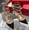 Femmes V Brand Sandales Talons hauts Rivets Chaussures de mariage 6cm 8cm 10cm Sexy Talon mince pointé Toe trois ceintures Classiques Summer en cuir réel femme Sandale avec sac 35-44 chaud