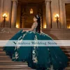 Mexikanska gröna quinceanera klänningar 2024 av axel guld appliced ​​vestidos de xv 15 anos kostym fotoshoot