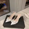 Sapatos de vestido baotou sandálias femininas saltos altos apontados de strass pérola coreana na noiva preta dama de dama de saltos altos sapatos de casamento branco