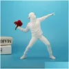 Arts et artisanat Statues Scptures Banksy Fleur Résine Lanceur Statue Bomber Décoration Accessoires Ornements Modernes Figurine Colle Dh9Yw