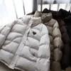 2023冬の新しいダウンジャケットレディースファッショントライアングルレターメタルスタンドカラールーズコート