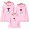 Famille correspondant tenues Match sweat-shirt à manches longues amour parent-enfant lâche sweat à capuche hauts doigt coeur sweats à capuche chemises chaudes 231121