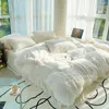 Conjuntos de cama Marca Inverno Super Quente Macio Coral Velvet Bedding Set Ins Sólido Branco Pelúcia Quit Capa Acolchoada Saia de Cama com Pom-Pom 231122