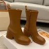 Designer-Stiefel, neuer dicker Boden, dick mit rutschfesten Regenstiefeln, kurze Damenstiefel, wasserdichter Gummistiefel, quadratische Zehen, hochhackige, gepolsterte Stiefel im britischen Stil