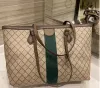 Mode kvinnor tote röda gröna shoppingväskor lyxiga designers strandsäckar axel väska läder tryckta handväskor crossbody clutch plånbok casual totes