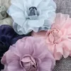 装飾的な花10pcs 6cm手作りファブリック人工偽のウェディングドレス衣類帽子ヘッドドレス女性首の装飾DIYアクセサリー