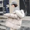 女性のトレンチコート冬のベージュのフード付きファーカラーアウターアウターコットンジャケットコート2023ルーズパンと厚いパッド入りカジュアル