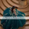 Mexikanska gröna quinceanera klänningar 2024 av axel guld appliced ​​vestidos de xv 15 anos kostym fotoshoot