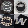 Broche de créateur Broches de luxe plaquées or Bijoux de mode Fille Perle Diamant Broche Cadeau Premium Couple Famille Accessoires de fête de mariage Cadeaux