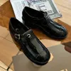 2024 Nya loafer skor kvinnor patent läder mary jane skor retro casual skor modeklänning skor metall logotyp plattskor lyxformella skor designer skor dansskor