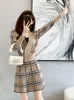 Dwuczęściowa sukienka Vintage w stylu v-dekolt Krótki dzianinowy swetra mini mini spódnice Dwuczęściowe moda słodka garnitur Korean Autumn 230422