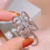 Cluster-Ringe übertriebene durchbrochene Arabeske Crossover runder voller Diamant-Paar-Ring für Frauen-Mädchen-Zirkon-Verlobungs-Brautgeschenk-Schmuck