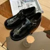 2024 Nya loafer skor kvinnor patent läder mary jane skor retro casual skor modeklänning skor metall logotyp plattskor lyxformella skor designer skor dansskor