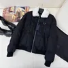 Chaqueta de mujer Parkas Abrigo de plumón Moda 23AW Casual P Estilista Estilo de chaqueta Corsé delgado Traje grueso Rompevientos Bolsillo Outsize Lady Abrigos cálidos S-L